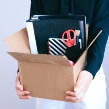 iemand ontslaan met vast contract